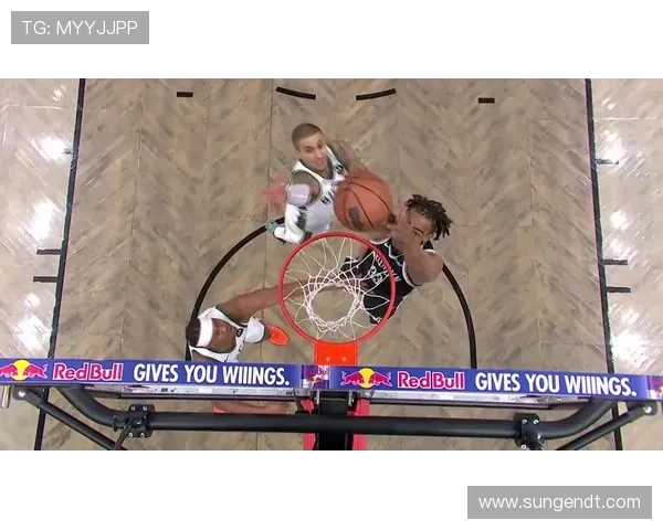 小南斯篮下强势进攻旱地拔葱单臂暴扣展现霸主风范